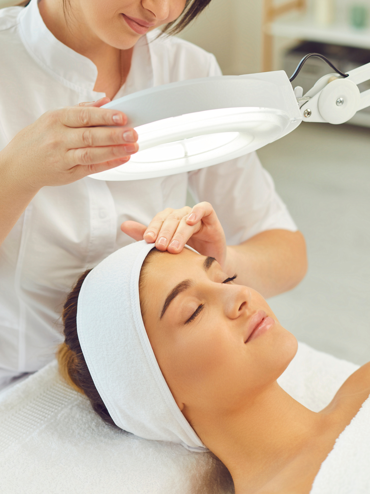 <img src="tu-imagen.jpg" alt="Tratamientos faciales en Madrid en Clinique Beauté, centro especializado en cuidado de la piel, luminosidad y rejuvenecimiento facial.">